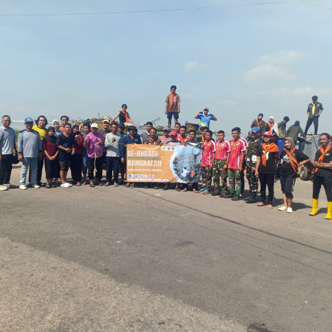 Mahasiswa UTM Bersama Pemdes Kamal Gelar Aksi Bersih Pantai “Se Berse Tasek Kamal”