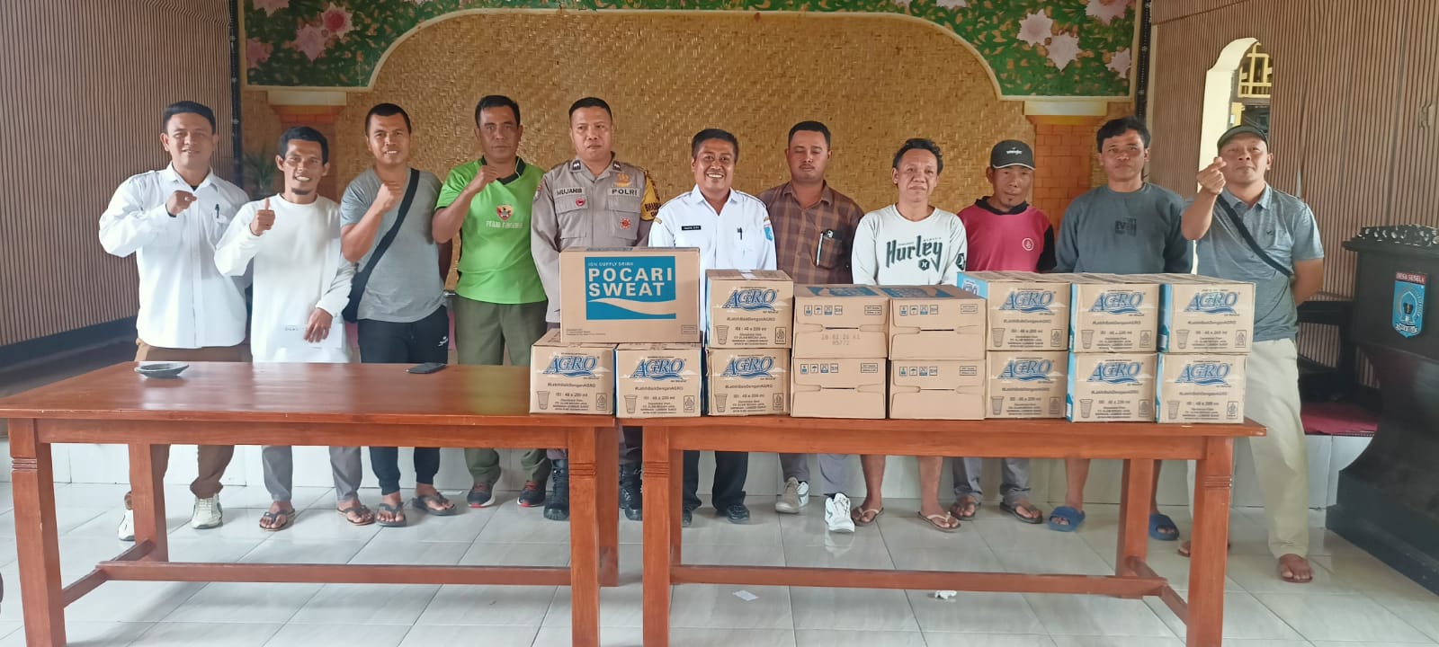 Melalui Program Bansos Desa, Kades Sesela Support Kegiatan Kepemudaan di Bidang Olah Raga, Dengan Berikan Bantuan Air Minum dan Pocari