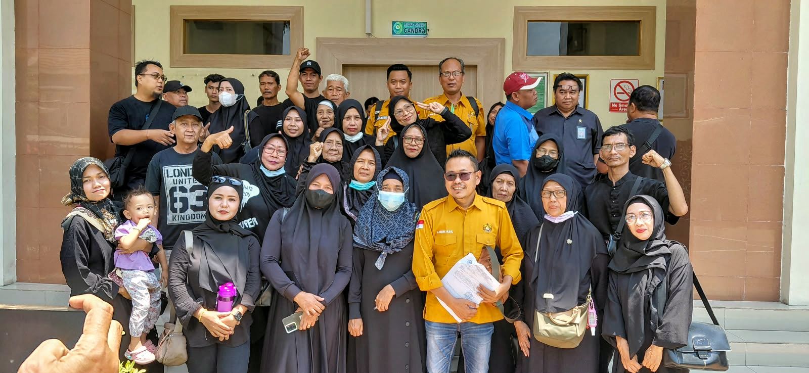Menempati Sejak Jaman Belanda Ujug-ujug Muncul Gugatan, Puluhan Warga Kampung Sate Kawal Ke PN