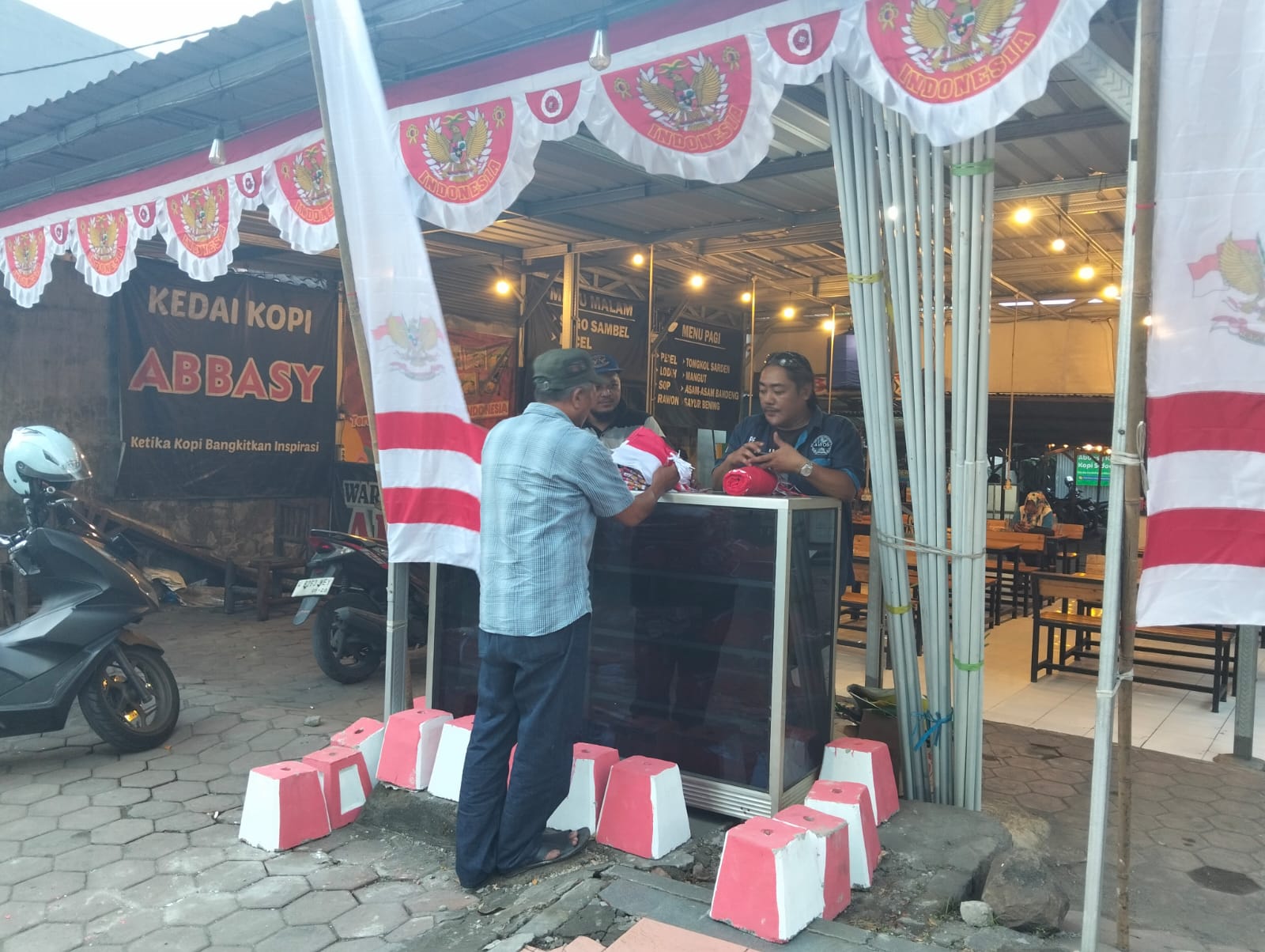 Menyambut HUT RI ke-80 AWOS Buka Gerai Bendera