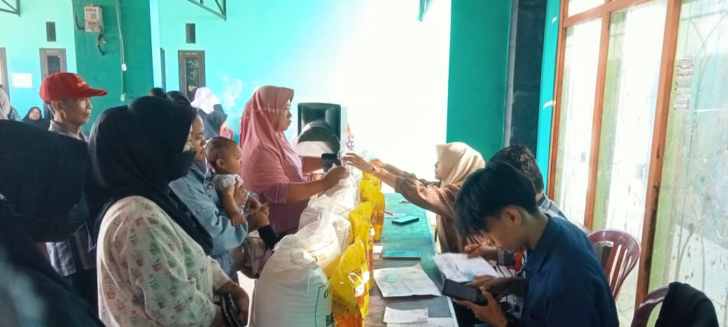 Merupakan Bentuk Kepedulian Pemerintah Warga Desa Setono Menerima Bantuan Beras Dan Minyak