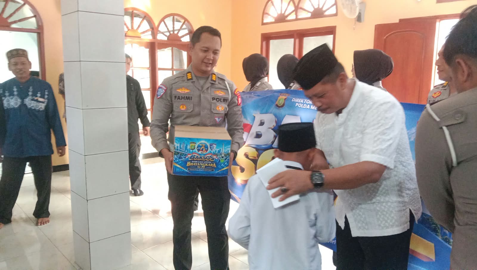 Momentum Jumat Berkah, Satlantas  dan Samsat Kelapa Dua Hadir dengan Aksi Humanis Bersama Anak Yatim di Teluknaga