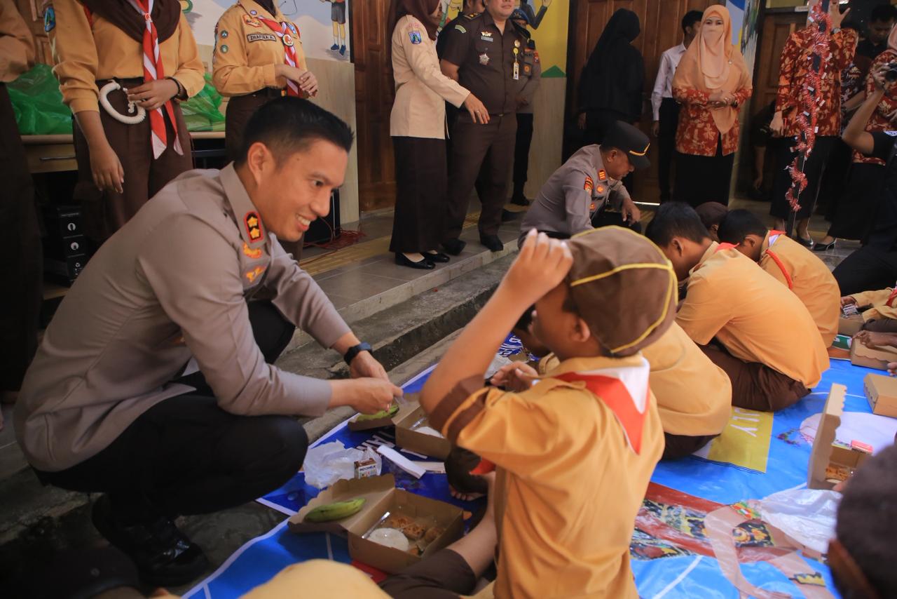 Nasi Pecel Jadi Menu Unggulan Bergizi di SPPG Polres Madiun, Perpaduan Kuliner Lokal dan Dukungan Nutrisi untuk Pelajar
