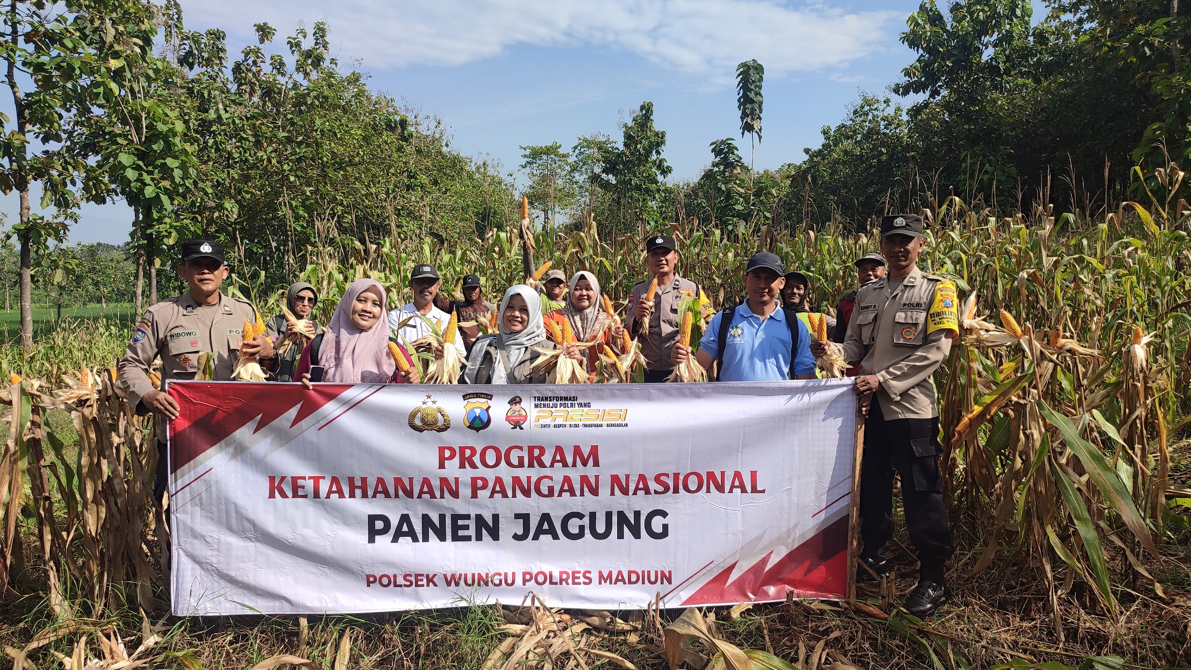 Panen Raya Jagung di Desa Nglambangan, Sinergi Polri dan Masyarakat Wujudkan Ketahanan Pangan Nasional