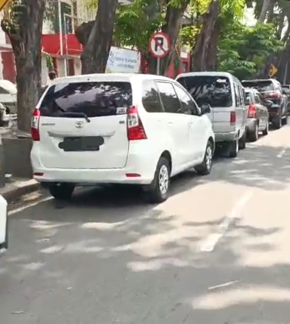 Parkir Liar di Depan SDN Pucang 1 Sidoarjo Sebabkan Kemacetan, Warga Desak Penertiban