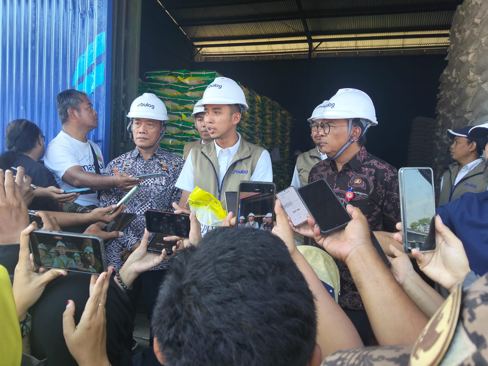 Pastikan Cadangan Beras Pemerintah Bagus dan Layak Konsumsi, BULOG Madiun adakan Uji Tanak Beras Bersama Pemda dan Media