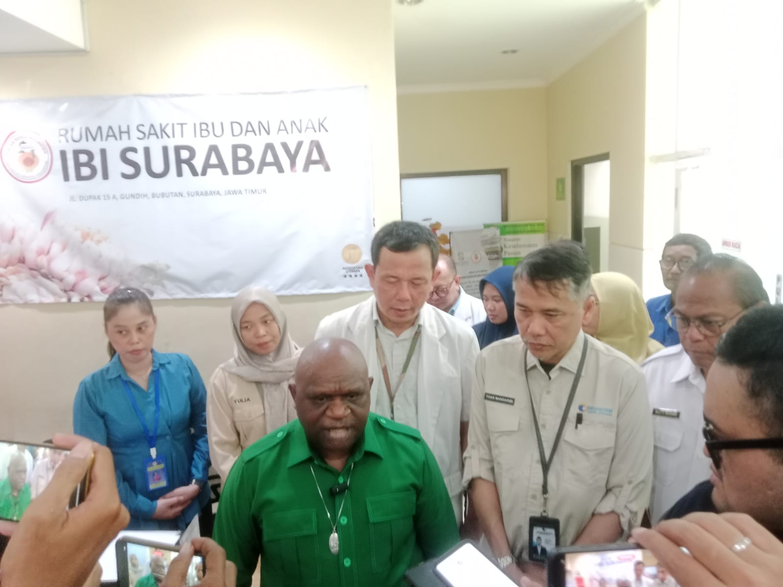 Pastikan Penanganan Korban Berjalan Baik, Menteri HAM Kunjungi Pasien Dugaan Keracunan MBG di Surabaya