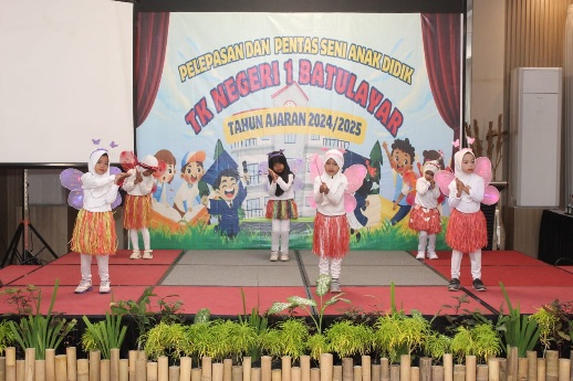PELEPASAN PESERTA DIDIK TK-NEGERI 1 BATULAYAR, GELAR PENTAS SENI SEBAGAI AJANG UNJUK KREATIVITAS
