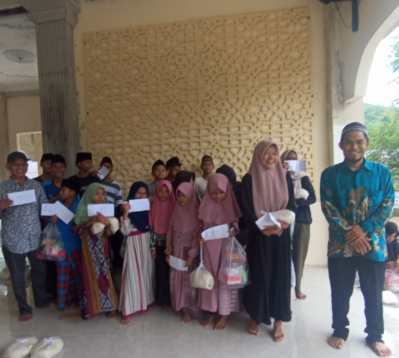 Pembagian Zakat Fitrah dan Zakat Mal Bersama Anak Yatim dan Dhuafa di Masjid Jami' Nurul Iman Senggigi