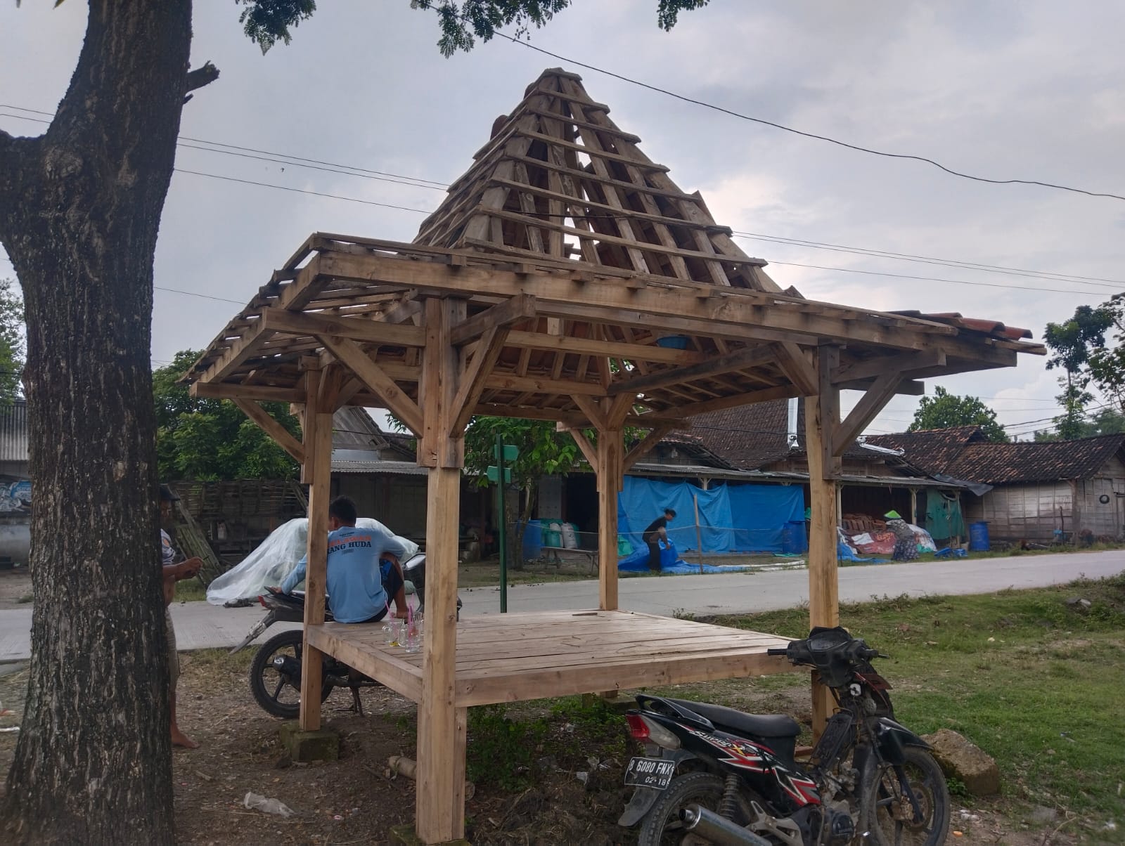 Pembangunan Poskamling di Desa Donan Diduga Mangkrak, Warga Pertanyakan Dana Desa