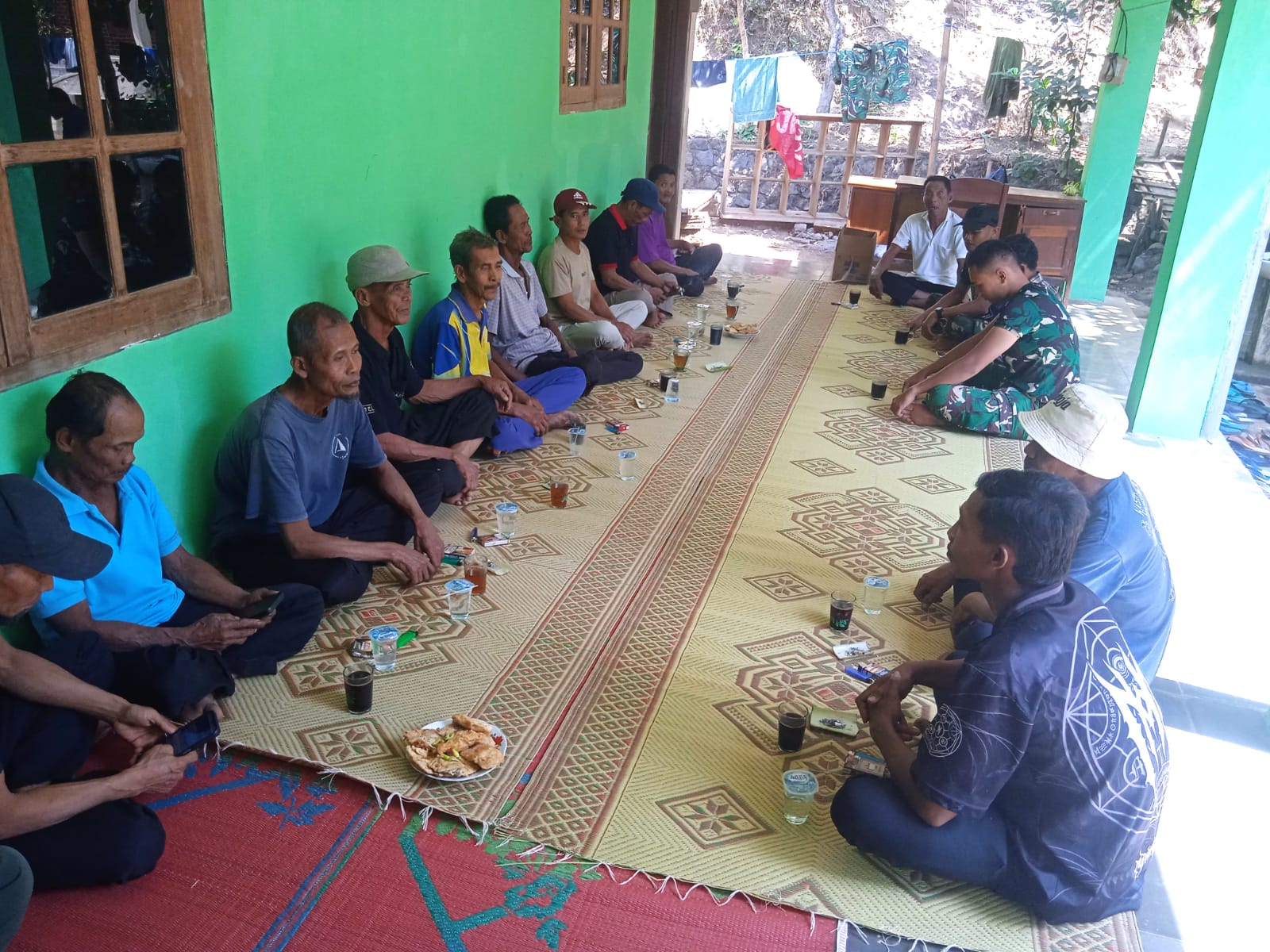 Pembinanaan Teritorial Satgas TMMD Dengan Masyarakat Melalui Komsos Dikemas Dengan "Ngopi Bareng"