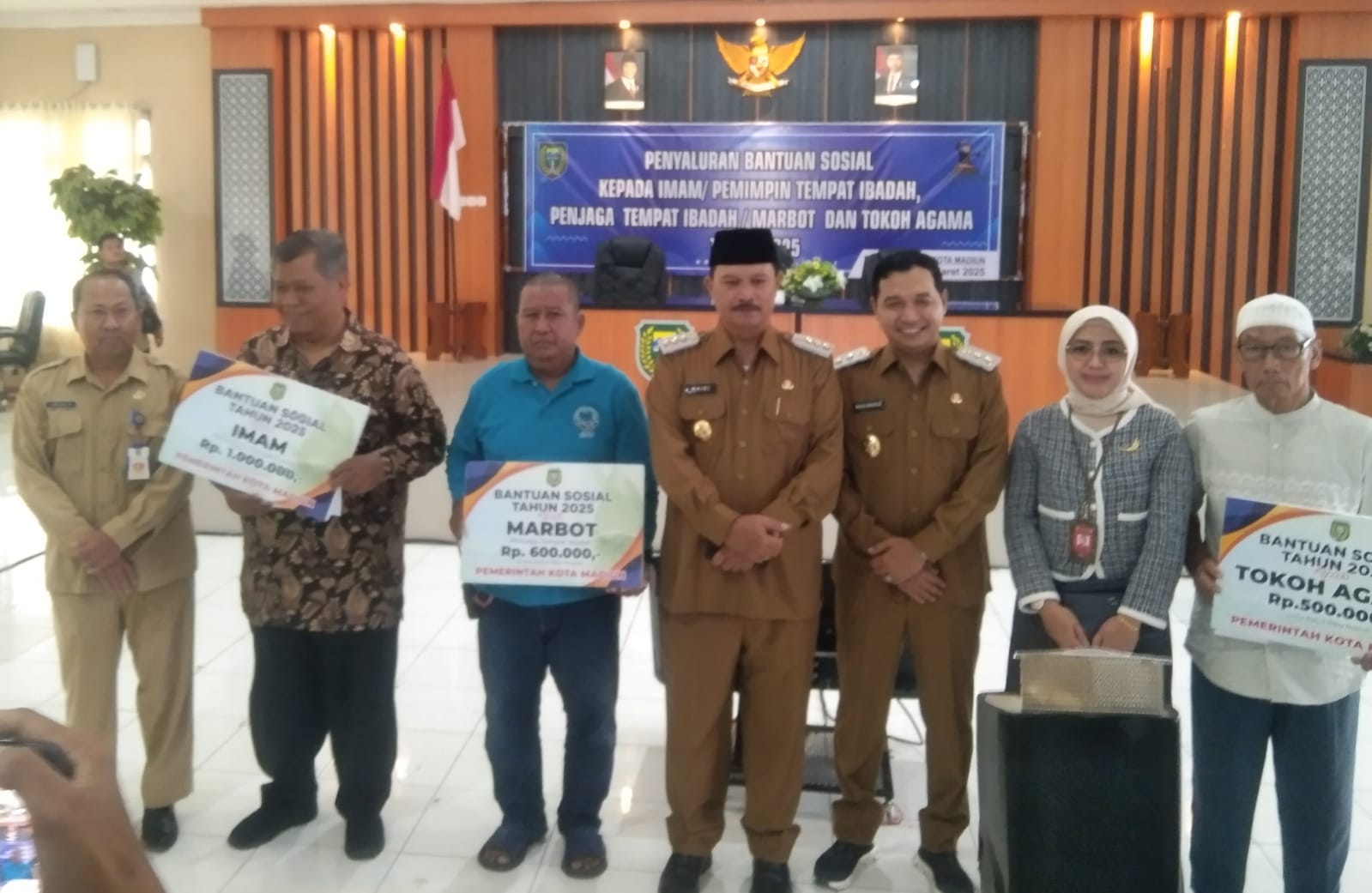 Pemkot Madiun melalui Badan Bakesbangpol, Salurkan Bansos bagi Tokoh dan Penjaga Tempat Ibadah