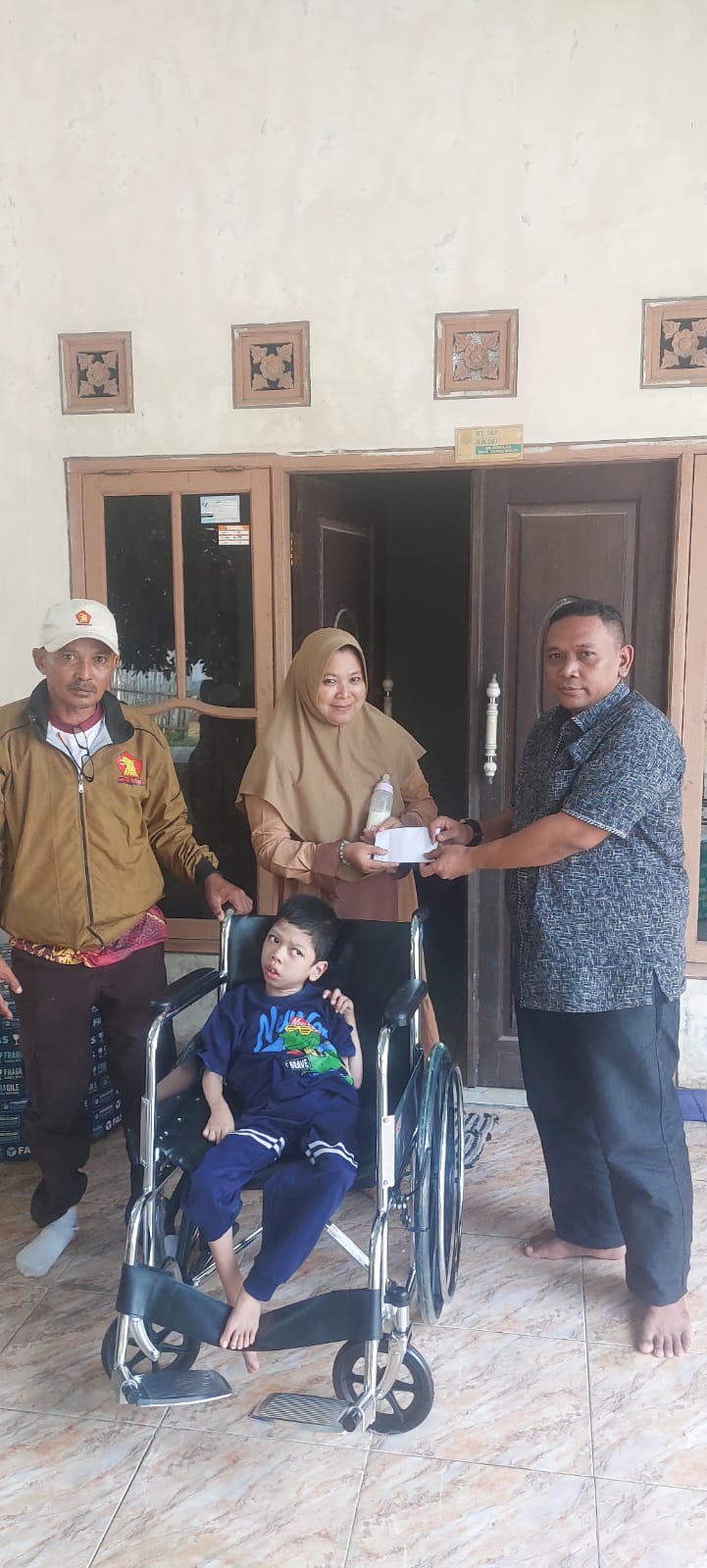 Pemprov Banten Salurkan Kursi Roda untuk Disabilitas dan Lansia di Kabupaten Tangerang