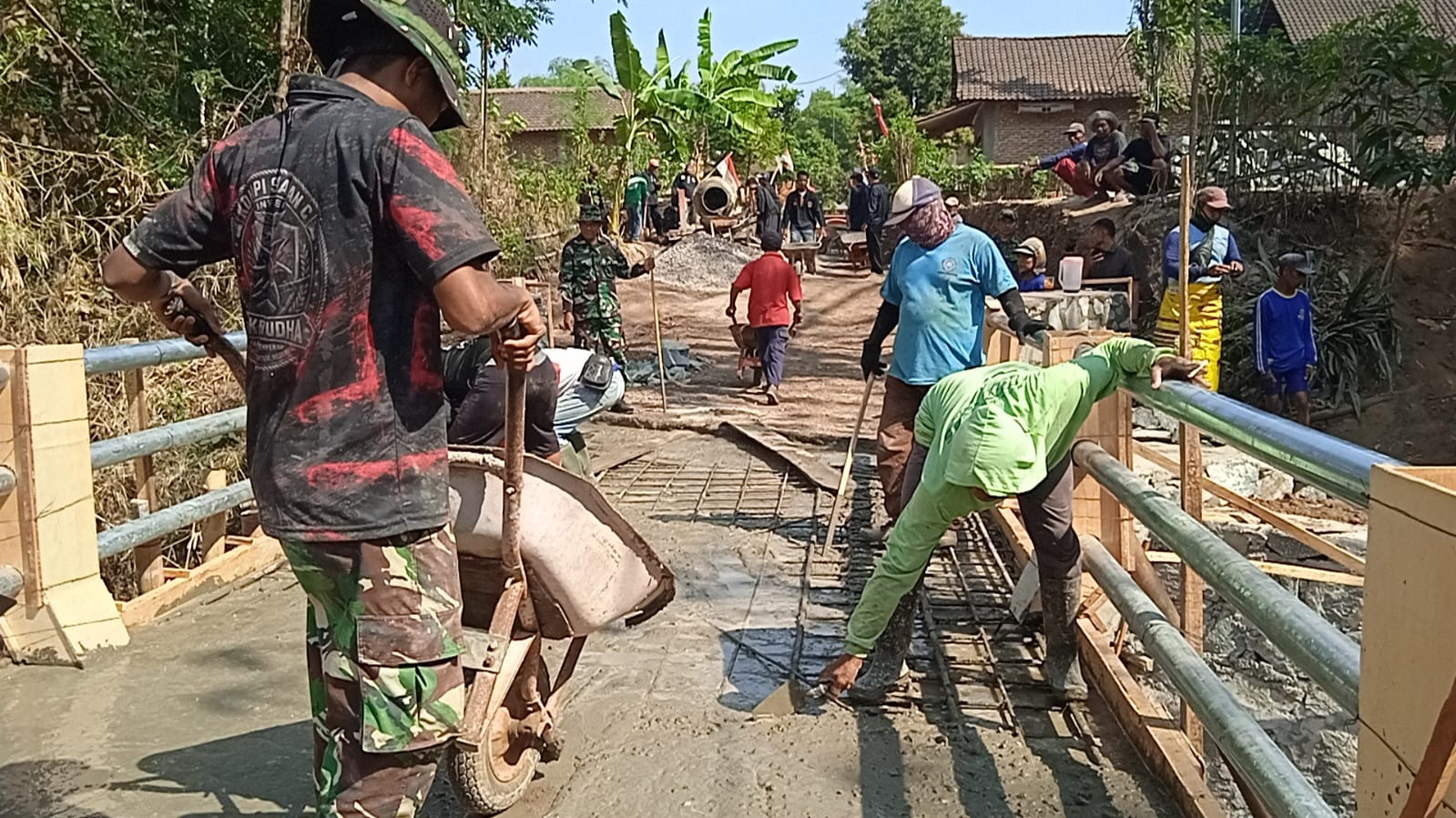 Pengecoran Jembatan, Satgas TMMD Bersama Masyarakat Kerahkan Seluruh Komponen, Bukti Kekompakan dan Kebersamaan