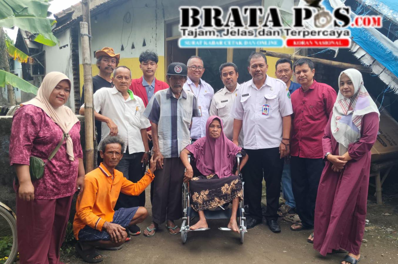 Penyerahan Bantuan Kursi Roda Di Desa Tropodo Oleh Sekcam Krian Beserta Pemerintah Desa Tropodo