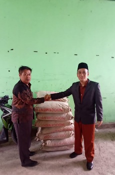 Penyerahan Program Bansos Dari Kades Sesela untuk Pembangunan Gedung Ruang Belajar Pada Ponpes Al-Halimi