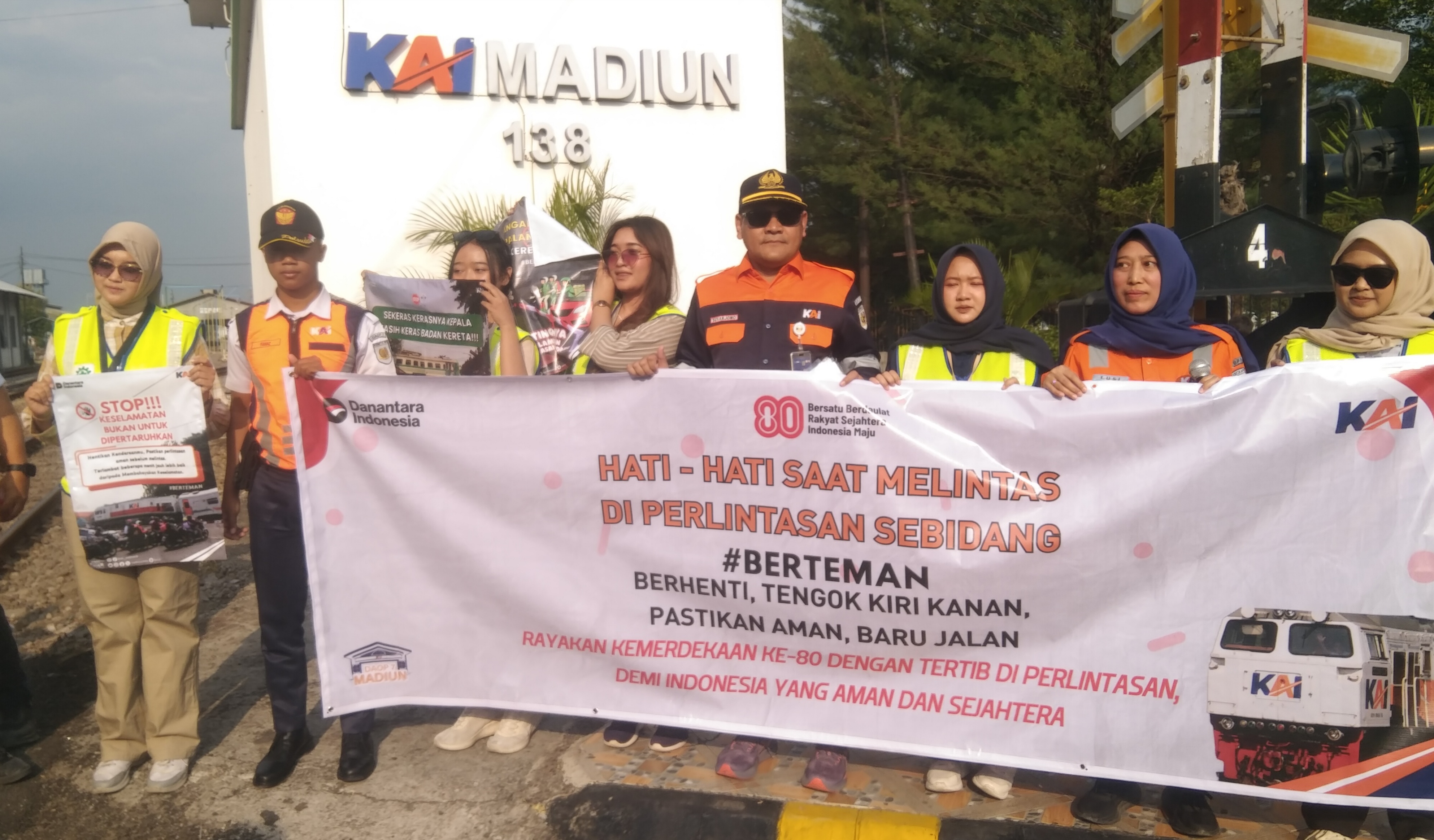 Peringati 80 Tahun HUT RI, KAI Daop 7 Madiun Gelar Kampanye Keselamatan di Jalur Kereta