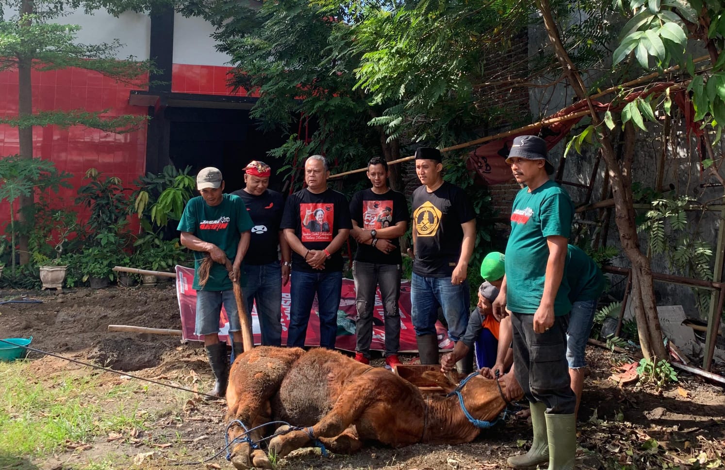 Perkuat Semangat Kebersamaan, DPC PDI Perjuangan Kota Madiun Laksanakan Kurban di Hari Raya Idul Adha 1446 H