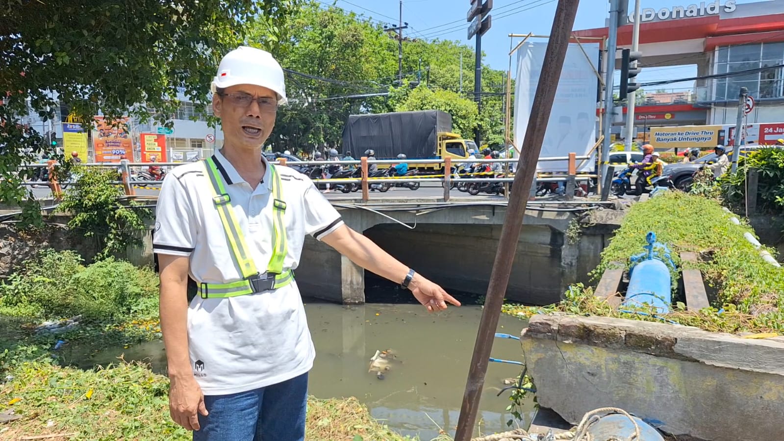 Perumda Air Minum Surya Sembada Memastikan Semburan di Sungai Kebon Agung, Rungkut Madya bukan jalur Pipa Milik Perumda Air Minum (PDAM)