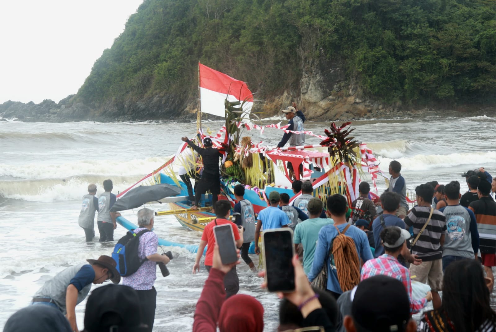 Petik Laut Lampon, Ritual Turun-temurun Nelayan Banyuwangi sebagai Ungkapan Syukur