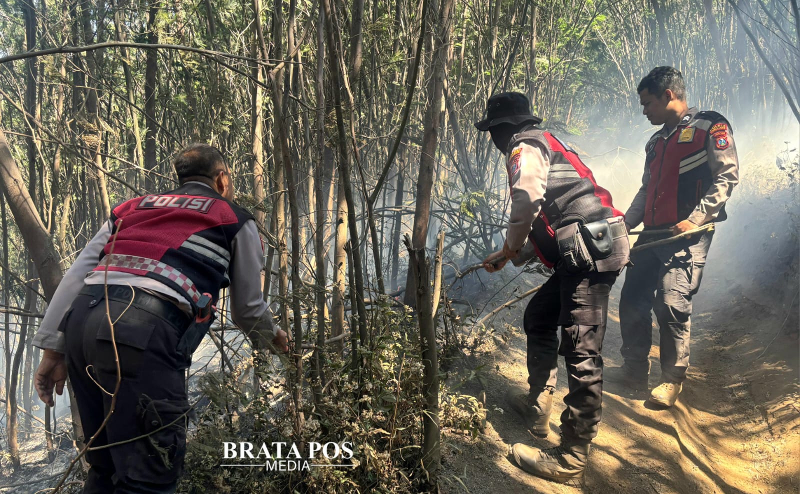 Polisi dan Petugas Gabungan Berjibaku Padamkan Karhutla di Lereng Gunung Semeru