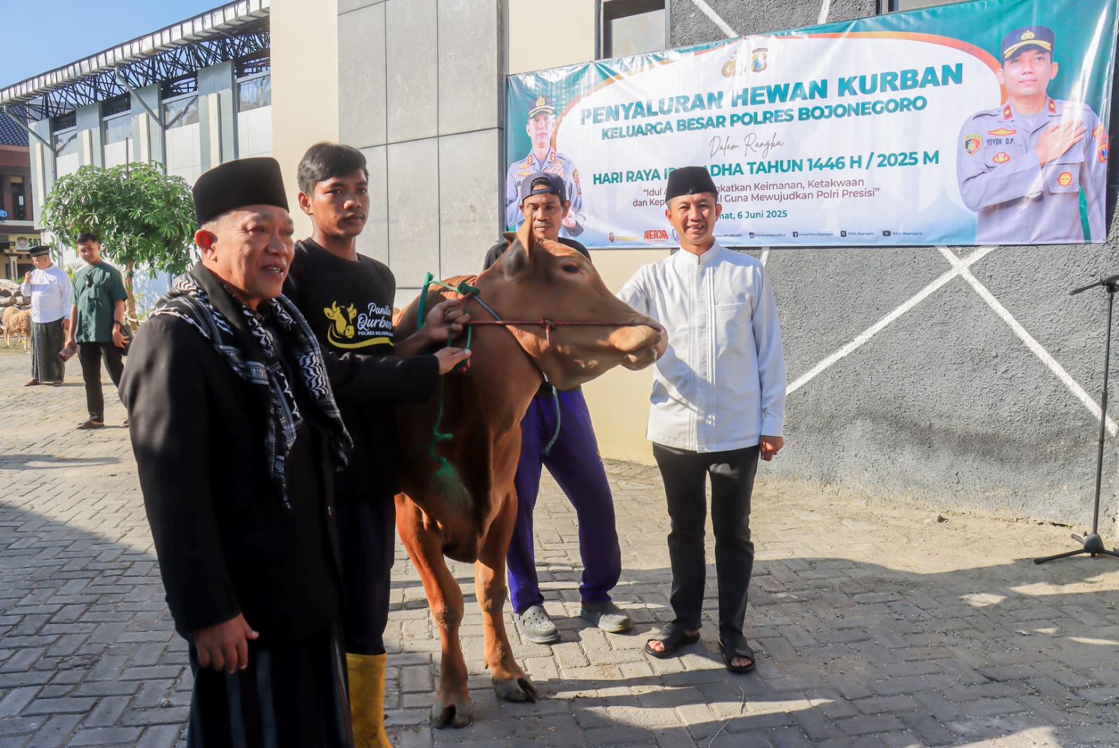 Polres Bojonegoro Salurkan Hewan dan Daging Kurban untuk Warga Serta Mitra Kepolisian