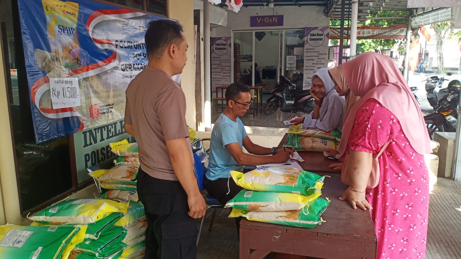 Polres Gresik Gelar Gerakan Pangan Murah di Polsek Benjeng, Beras Dijual Rp 11.500 per Kilogram