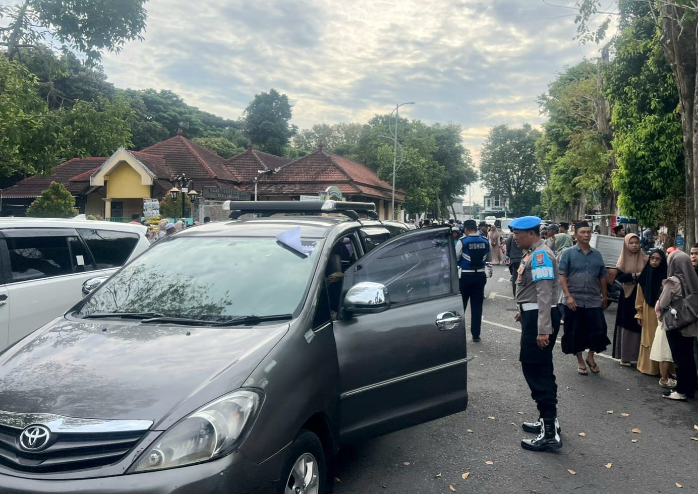 Polres Lumajang Amankan dan Kawal Keberangkatan Jamaah Umrah PT Wardah Tour & Travel