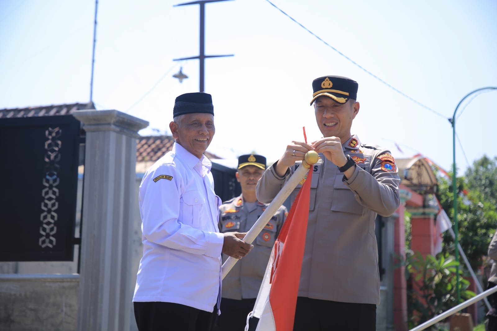 Polres Madiun Ajak Warga Semarakkan HUT RI ke-80, Dengan Pengibaran Bendera Merah Putih di Desa Kaligunting