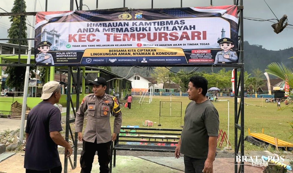 Polsek Tempursari Pasang Banner Kamtibmas di Alun-Alun, Warga Diingatkan Waspada Kejahatan