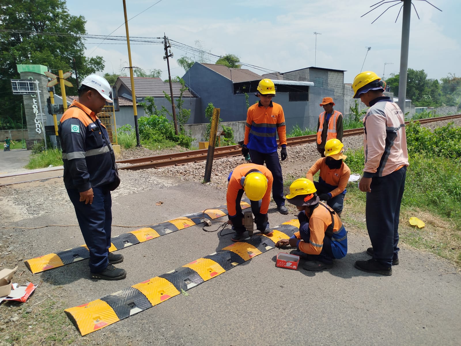PT KAI Daop 7 Madiun Pasang Speed Bump di 42 Perlintasan Sebidang Tak Terjaga, Untuk Tingkatkan Keselamatan