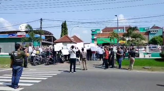 Puluhan "Pemuda Peduli Ponorogo" Tuntut Peningkatan Pelayanan di RSUD, Akhirnya Direktur RSUD dr.Hardjono Buka Suara