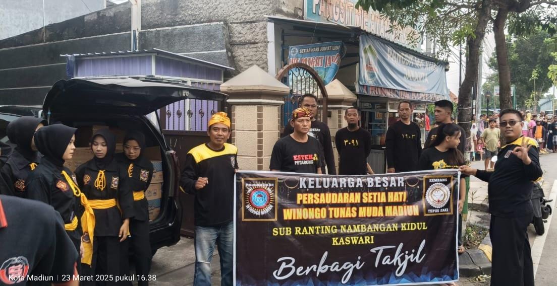 Puluhan Pendekar PSHW Tunas Muda, Sub Ranting Nambangan Kidul Bagikan 750 Paket Takjil