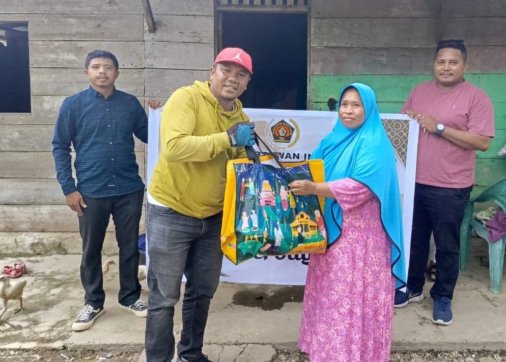 PWI Buru Berbagi Sembako Untuk Warga Tidak Mampu Di Desa Sanleko