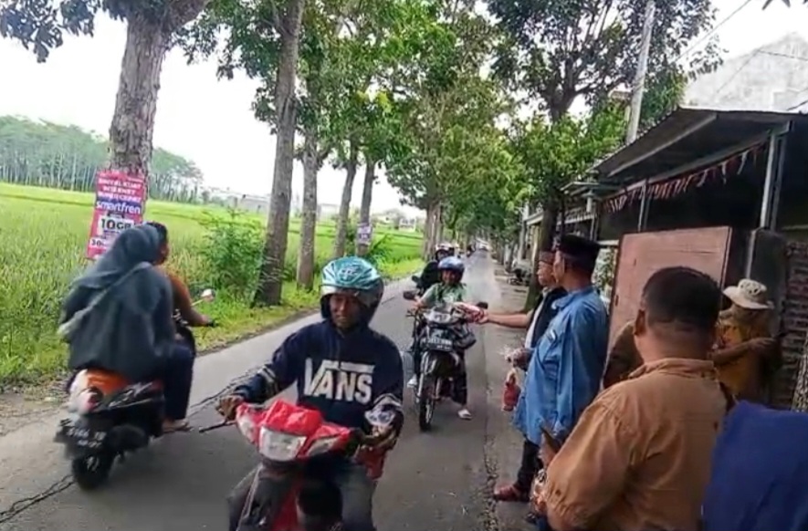 Ramadhan Berkah, IWL Bagikan Ratusan Takjil Gratis di Jalan Kapuas Lumajang