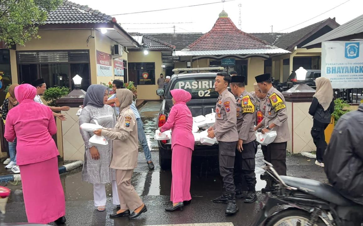 Ramadhan Penuh Berkah, Dalam Sekejap Ratusan Takjil Gratis Ludes Depan Polsek Pasirian