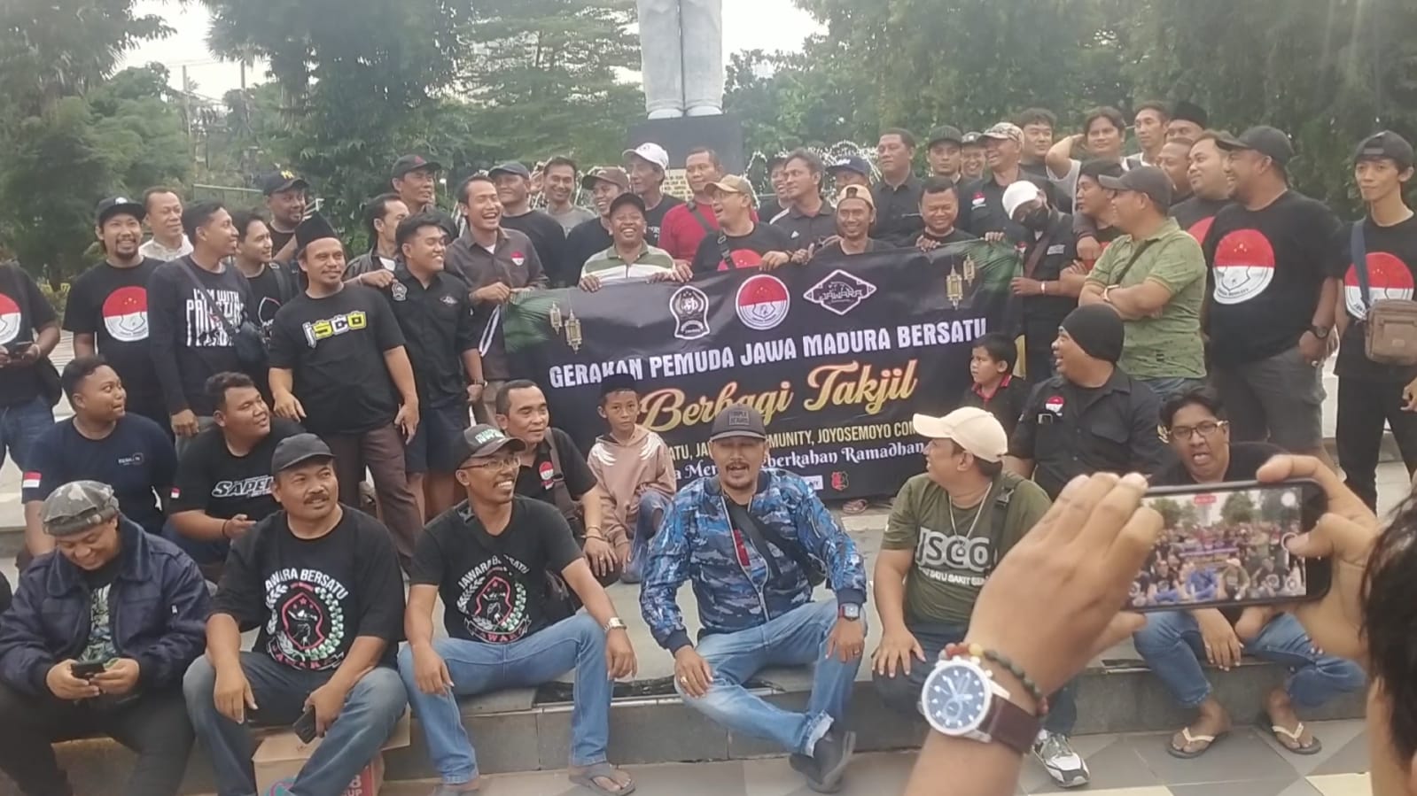Ramadhan Penuh Berkah, Ormas Jawara Bersatu dan Joyosemoyo Community Serta Jawara Community Bagikan Takjil 1000