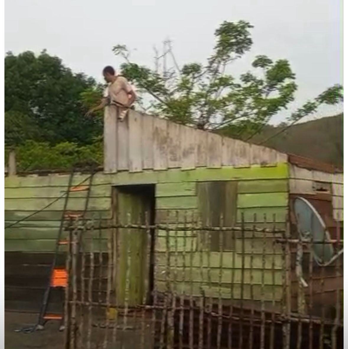 Rumah Warga Dusun Waetosi Di Hantam Anggin Puting Beliung