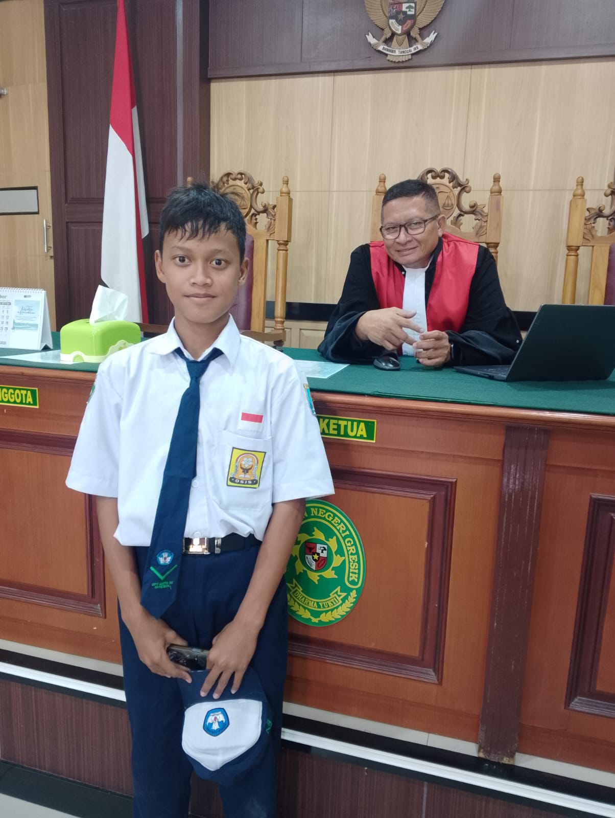 Salah Satu Siswa UPT SMPN 20 Gresik Belajar Ilmu Hukum Sejak Dini Di PN Gresik Usai Pulang Sekolah