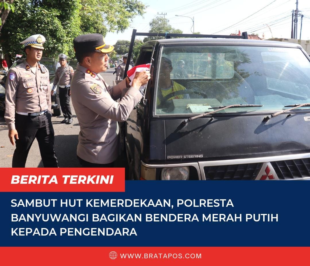 Sambut HUT Kemerdekaan, Polresta Banyuwangi Bagikan Bendera Merah Putih kepada Pengendara