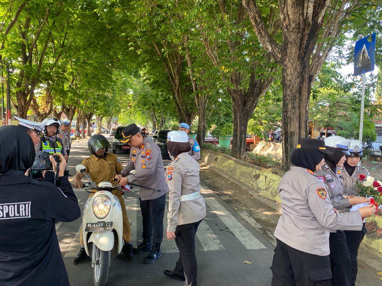 Sambut HUT RI ke-80 Satlantas Polres Sumenep Bagi Bendera Merah Putih ke Pengendara