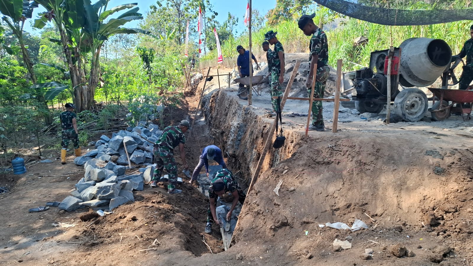Sasaran TMMD 129 : Tak Hanya Jembatan, Akses Jalan Pun Diperlebar Dengan Talud