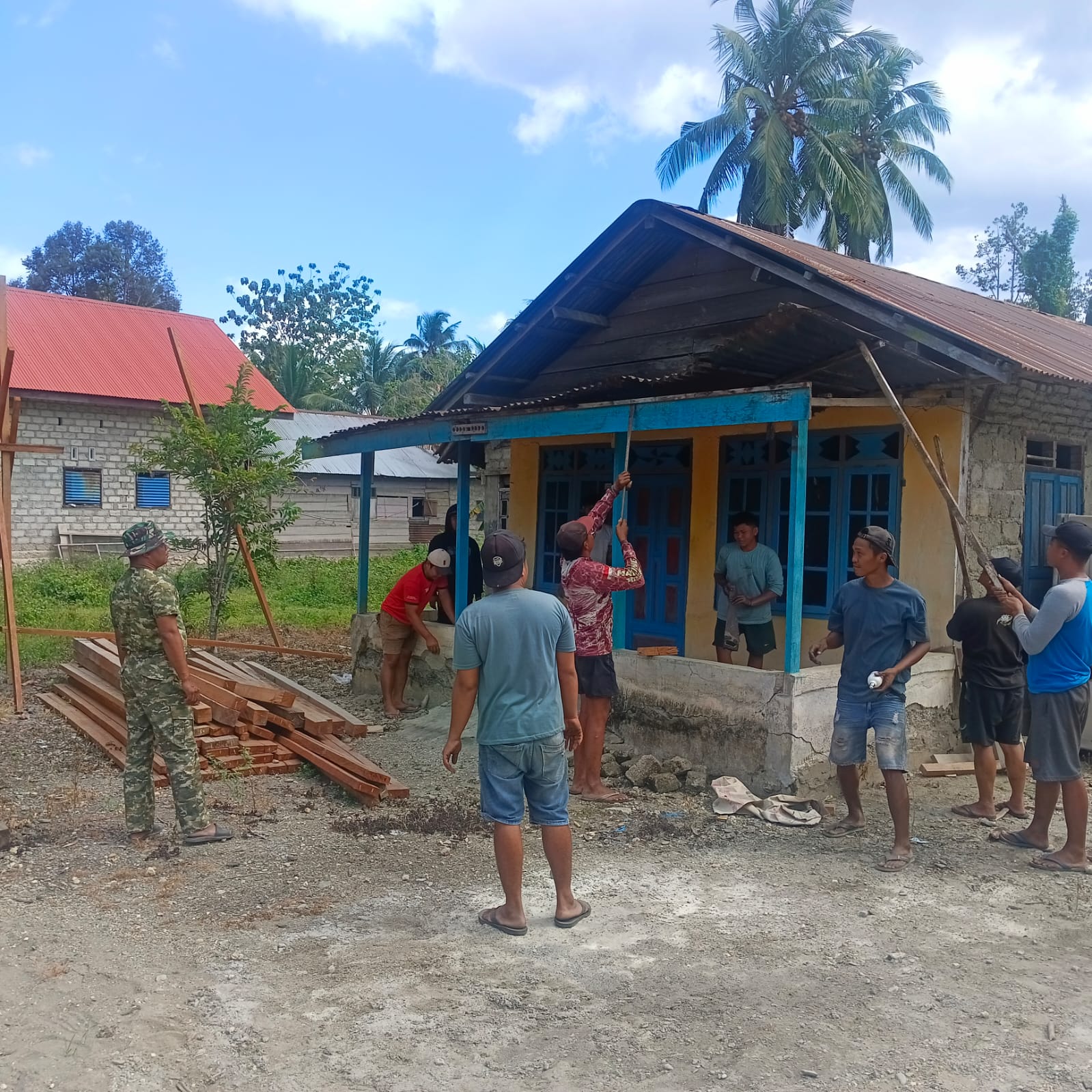 Satgas Karya Bakti Skala Besar Renovasi RTLH di Desa Grandeng Buru