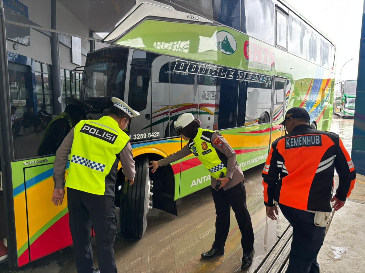 Satlantas Polres Sumenep Lakukan Pemeriksaan Kendaraan Angkutan Umum di Terminal Arya Wiraraja