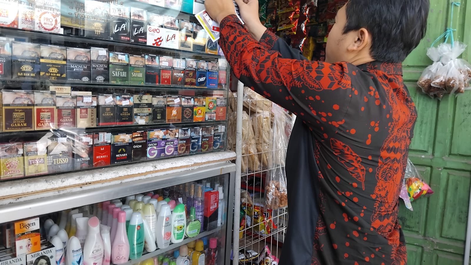 Satpol PP Magetan Gencarkan Razia Rokok Ilegal di Tiga Kecamatan, Edukasi dan Penindakan Dilakukan Serentak