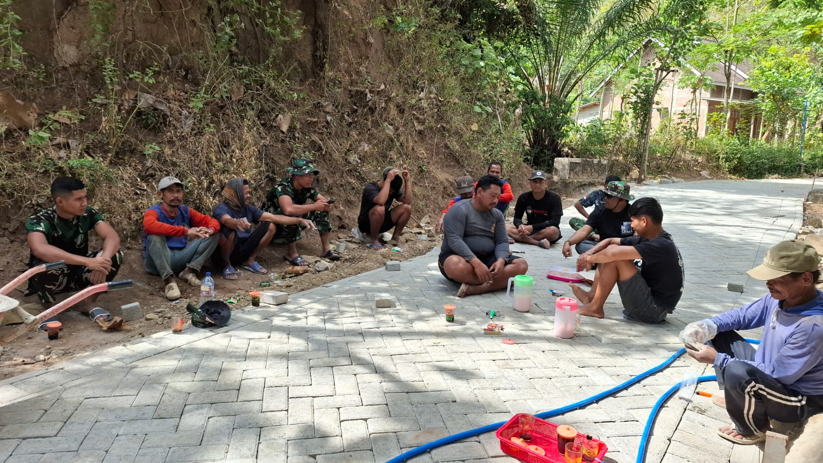 Semangat Kebersamaan Masyarakat, Satgas TMMD Ke-129, Bersama Pemdes, Dalam Sukseskan Program Pemerintah