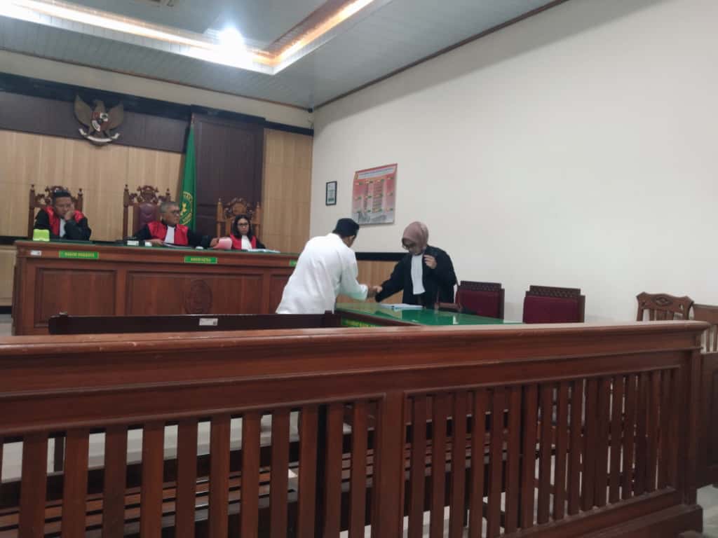 Sidang Pembacaan Pledoi Adhienata Putra Deva Asisten Surveyor BPN Gresik Diwarnai Isak Tangis Dari Penasehat Hukumnya