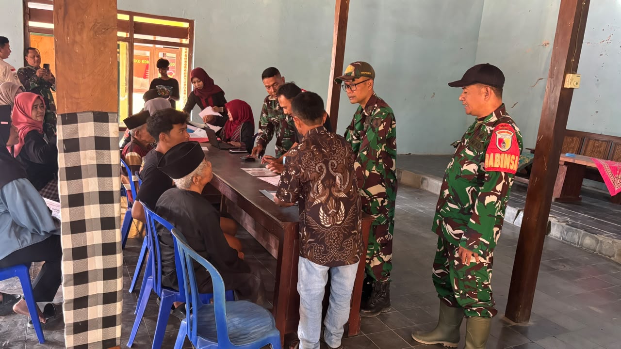 Sinergi Satgas TMMDKe-129 Bersama Dukcapil Ponorogo, Bantu Pelayanan Administrasi Kependudukan Warga