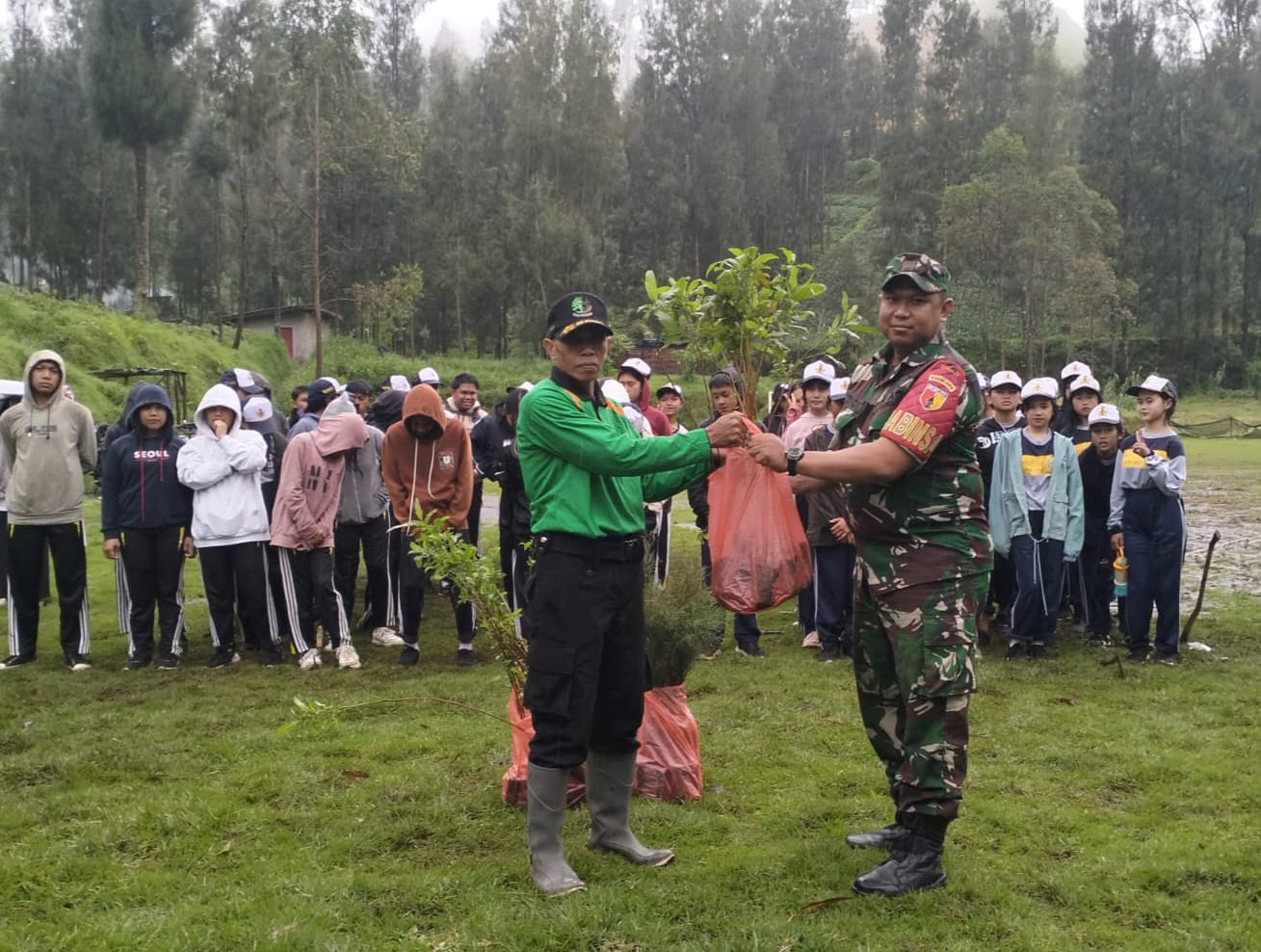 Sinergi TNI, Pemdes, dan Sekolah Hijaukan Tosari Hadapi Ancaman Bencana