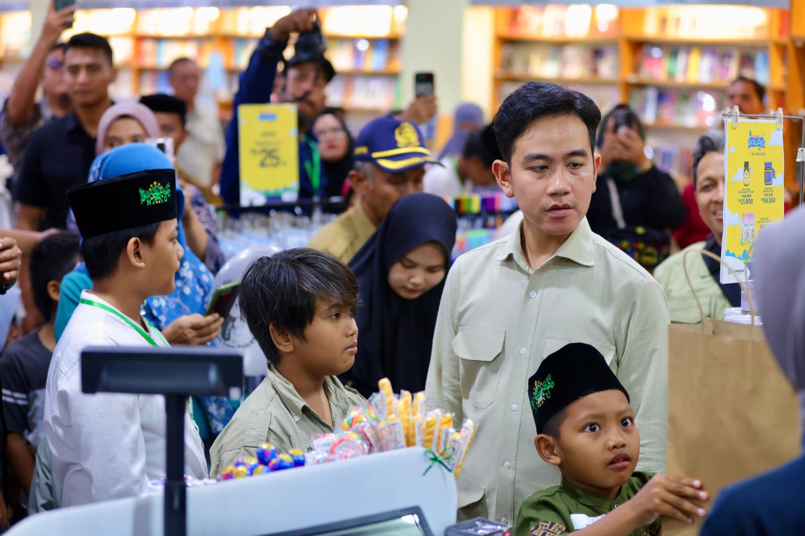 Spontan dan Mengharukan, Wapres Gibran Traktir Seratus Anak Yatim Belanja Peralatan Sekolah